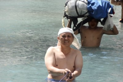 104年4月15日江盛中先生與同事越過溪水前往南投縣仁愛鄉濁水溪事業區進行系統樣區複查