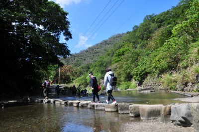6.瀑布步道涉水路段