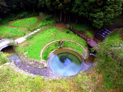 三階靜水池與地景融合，營造阿里山新地標