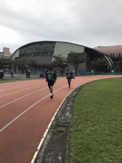 術科測驗負重20公斤跑步，考生實力堅強，競爭激烈!