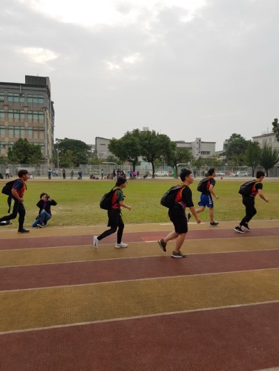 每人背負20公斤背包於9分30秒內走或跑完1000公尺