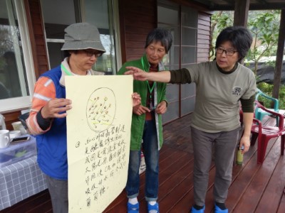 社團法人中華民國荒野保護協會理事長劉月梅帶領學員觀察食蟲植物(荒野保護協會花蓮分會提供)