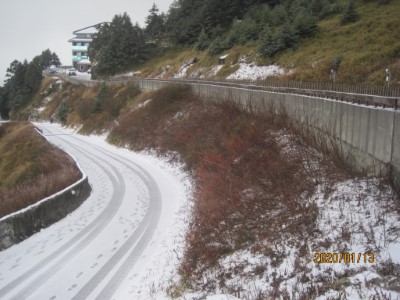 松雪樓外道路雪景