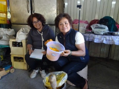 1.部落婦女開心秀出自己製作的蜂糧