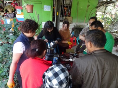 3.老師示範製作蜂蠟