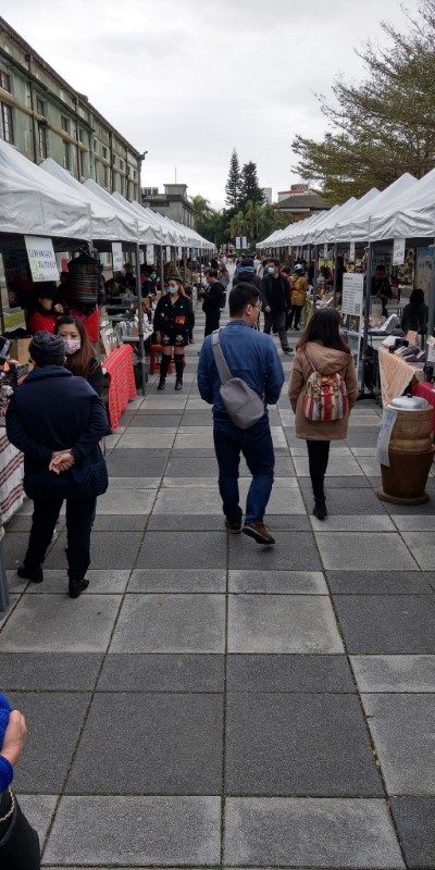 現場市集人潮不斷，氣氛熱絡