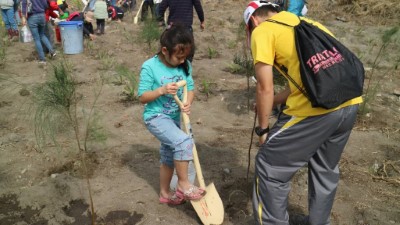 環島守護保安林 「光陽」協「歷」淨灘植樹一起來 孩子共同參與植護樹