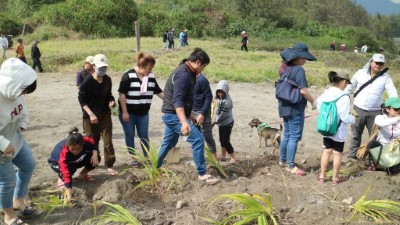 環島守護保安林 「光陽」協「歷」淨灘植樹一起來 民眾參與植護樹