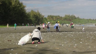環島守護保安林 「光陽」協「歷」淨灘植樹一起來 淨灘小角落都不放過