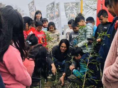 為學童講解示範植栽方法-1