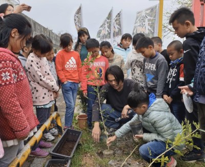 為學童講解示範植栽方法-2