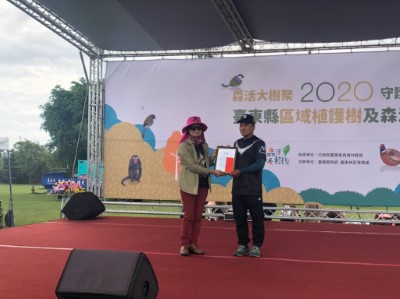 日前於嘉明湖英勇幫助山友的趙聰華，林管處劉瓊蓮處長特別頒發獎狀及獎金，公開表揚他的英勇助人。-1