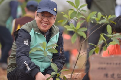 陳副總統栽植降真香