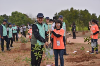 陳副總統贈送鏟子與大楊國小同學象徵傳承