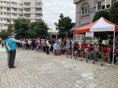 早上8點已有不少民眾排隊