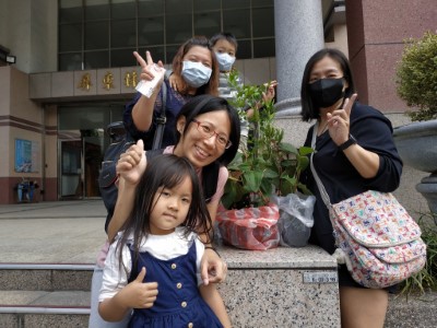 民眾一家大小開心領苗