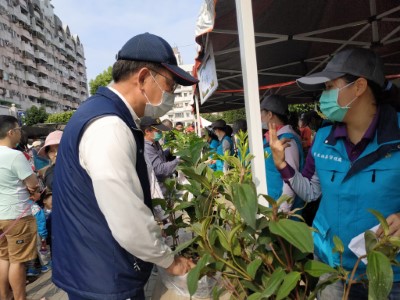 民眾依序領苗