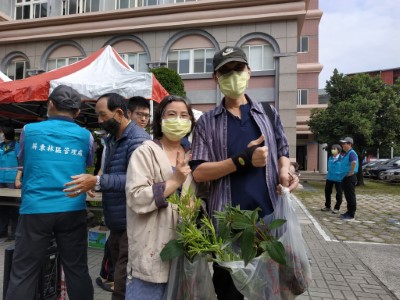 民眾呼朋引伴來領苗