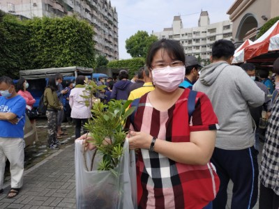 民眾開心領苗