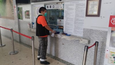 車站售票櫃台以酒精加強擦拭