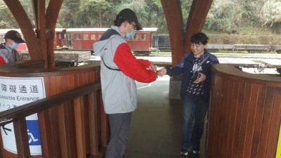 車站服務人員全面配戴口罩