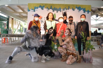 第一組領苗民眾與林副局長、人體彩繪之臺灣原生種里山動物合影