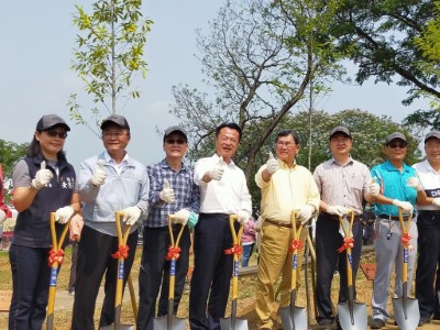 嘉義縣長翁章梁、嘉義林區管理處處長張岱、立法委員陳明文、民雄鄉長何嘉恒等人，種下烏心石
