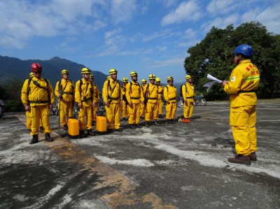 國家森林救火隊集合後進行裝備檢查及防火演練