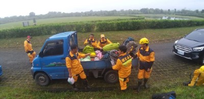 地面人員集結準備入山