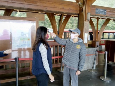林鐵車站量測體溫，旅客應配戴口罩(二)