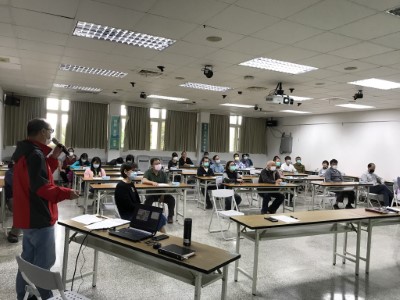 花蓮林區管理處辦理近期造林及林產政策說明會，左為作業課長邱煌升。