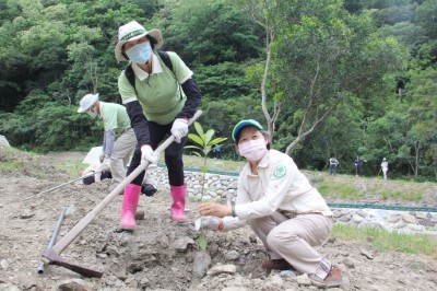 國家森林志工參與植樹