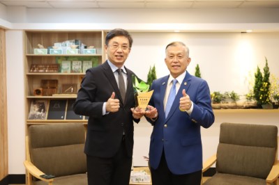 林務局林華慶局長(左)與國際扶輪3523地區邱鴻基總監合照，林務局回贈獎座
