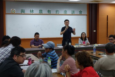 花蓮林區管理處辦理與林農有約座談會(圖中站立者為林務局長林華慶、右白衣者為林管處長楊瑞芬)