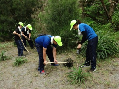 岸巡隊弟兄一鏟一鏟種下屬於自己的海岸林