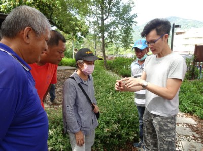 1.中山大學廖士睿老師在戶外介紹紫斑蝶。