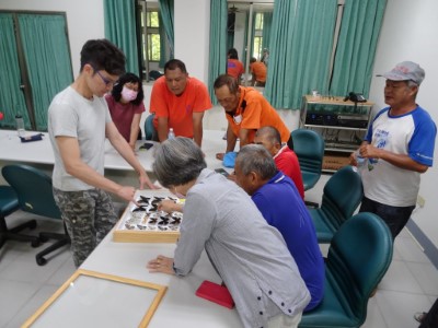 3.老師搬出二盒漂亮的昆蟲、蝴蝶標本，社區學員認真觀賞、參與，學習各種蝶、蛾特徵。