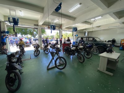 贈車儀式後，校方帶著林管處人員前往參觀，受贈的機車在教學上的應用。