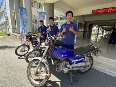開心的汽車科學生們！