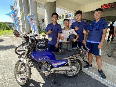 森林護管員陳俊宏參加贈車儀式與汽車科學生們合影