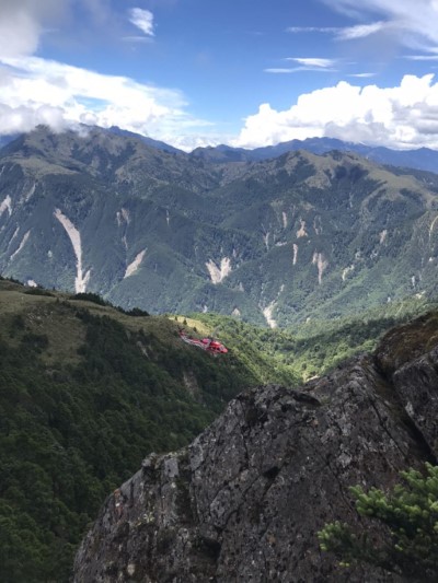 空勤總隊黑鷹直升機協助吊掛救援