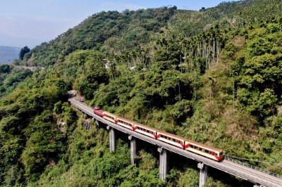 林鐵列車穿梭山林