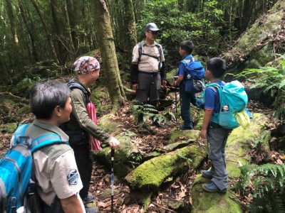 這次活動吸引大小朋一起來參與，實地瞭解盜伐現場（新竹林區管理處提供）。