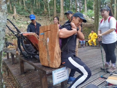 體驗現場陳列多項盜伐查緝的成果供民眾體驗（新竹林區管理處提供）。