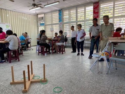 樂齡學員體驗國產材套圈遊戲組