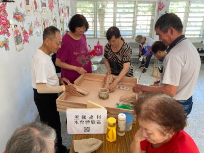 樂齡學員體驗國產材彈珠台