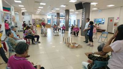 輔導員對樂齡學員介紹國產材遊具的使用方式