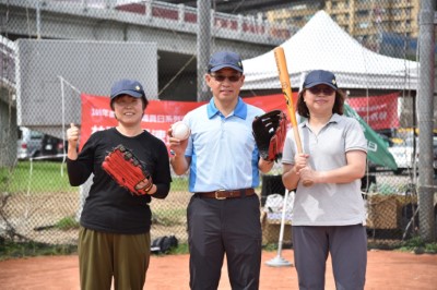 (左起)林務局林政管理組黃麗萍組長、林務局廖一光副局長、林務局邱立文主任秘書負責開球