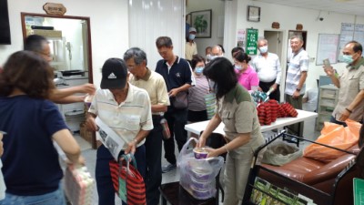 座談會結束發放宣導品及餐盒