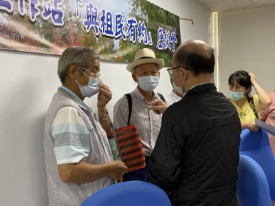 租民熱情發問於會後和各位長官融洽互動